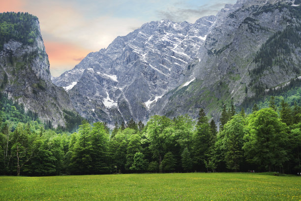 德国贝希特斯加登国家公园的春天，高山和美丽的天空。图片下载