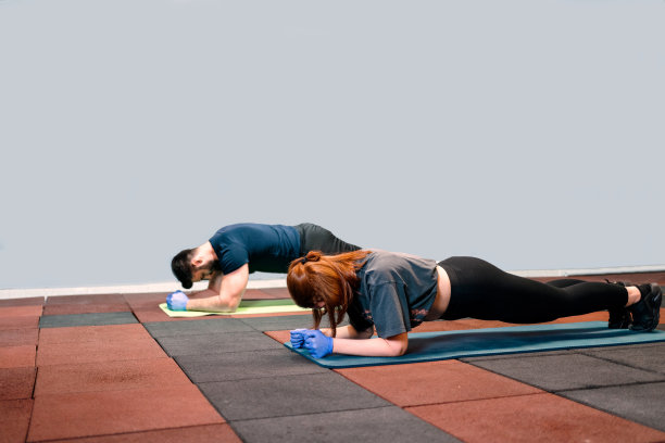 爱运动的情侣在健身房一起锻炼图片下载