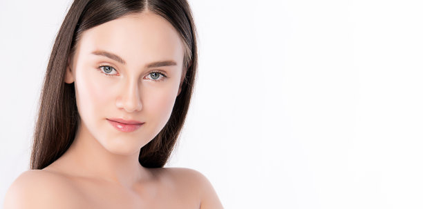 特写美女面部肖像，美丽年轻的亚洲女人与清洁新鲜健康的皮肤，面部治疗。美容，美容和水疗，孤立在白色的背景。图片下载