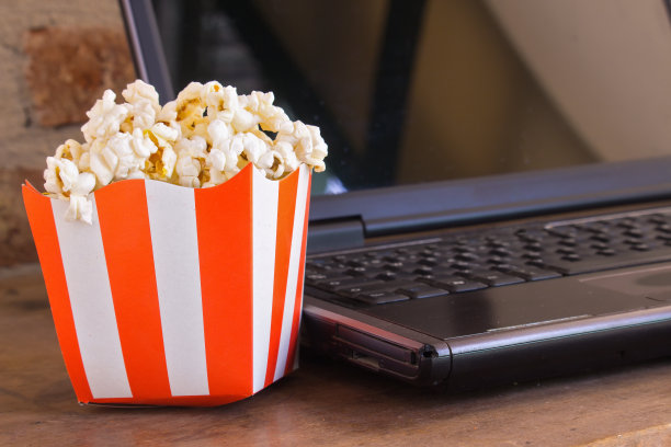 笔记本电脑旁边的爆米花盒图片下载