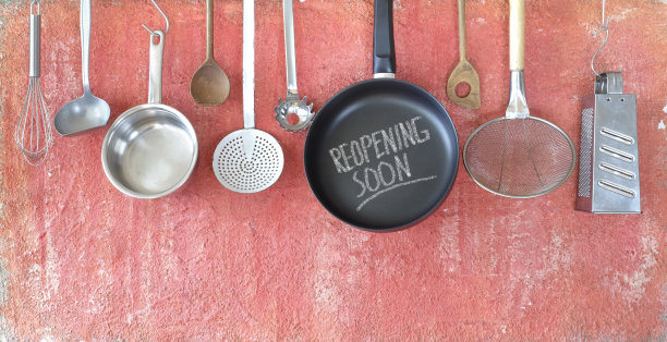 电晕封锁后餐厅宣布重新开业，烹饪，烹饪概念在黑板上。良好的副本空间图片下载