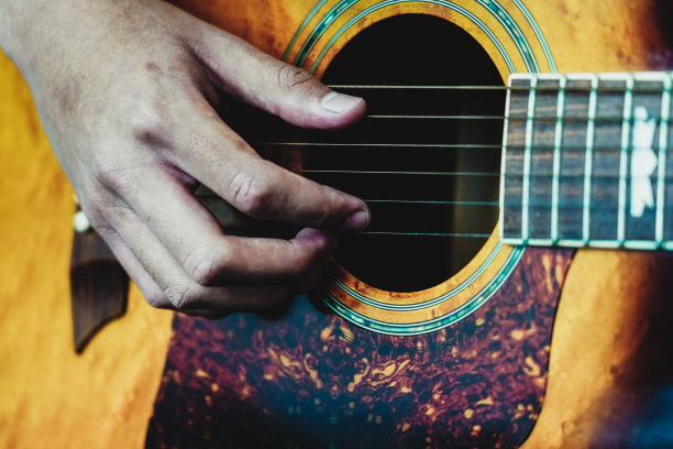 男孩的手在弹吉他图片下载