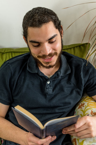 男人在读书图片下载