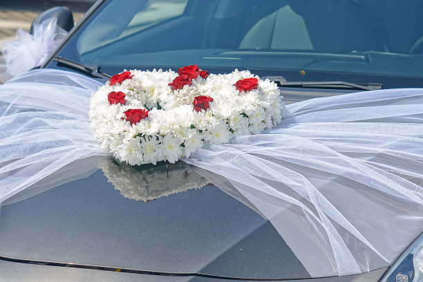 婚礼车装饰鲜花。车花婚礼装饰。婚礼车前面的花装饰图片下载