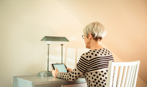 屏幕时间，祖母与家庭技术图片下载