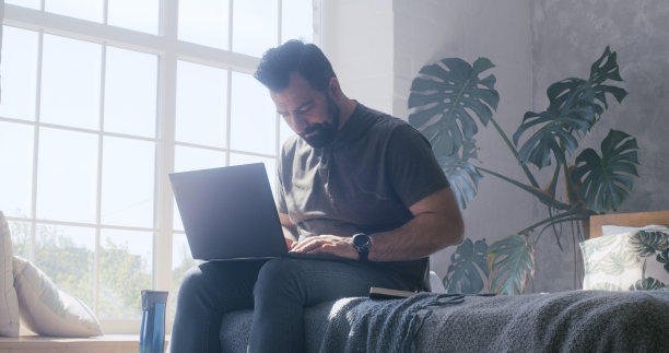 一个在家里用笔记本电脑工作的人图片下载