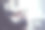 一名年轻女子坐在办公室里使用智能手机。图片下载