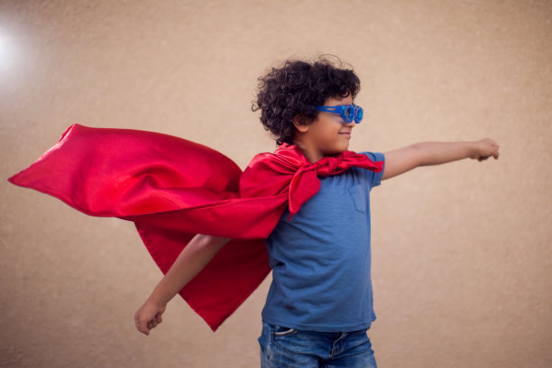 穿着超级英雄服装的儿童男孩，儿童与成功概念图片下载