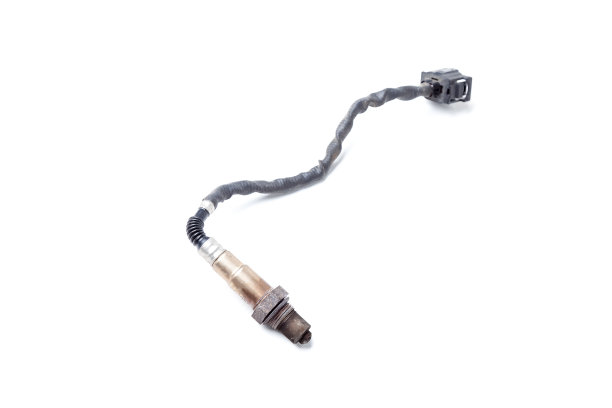 Lambda探头-氧传感器装置位于排气系统中，用于记录汽车发动机尾气中的剩余氧气量。金属备品备件供更换修理或销售。图片下载