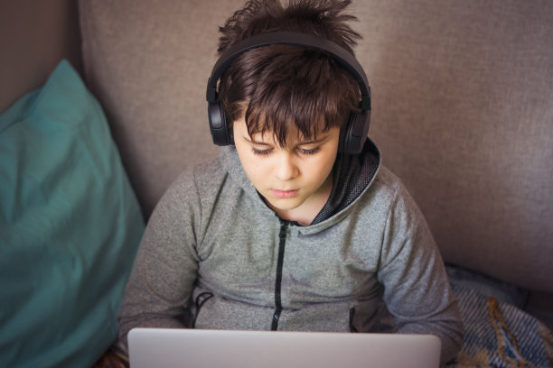 孩子玩网络游戏图片下载