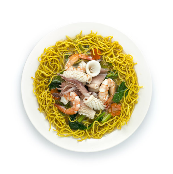 香脆蛋面配海鲜、虾仁、鱿鱼、羽衣甘蓝浸酱油。中国食品亚洲图片下载