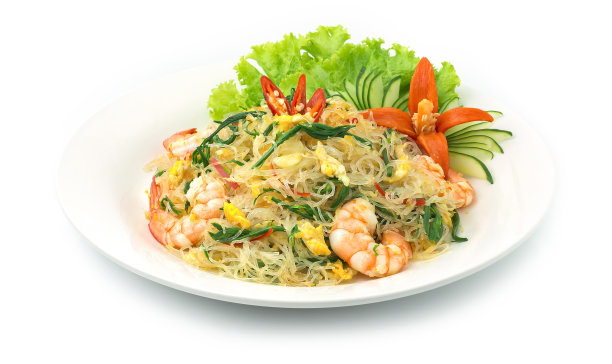 用金合欢、鸡蛋和虾装饰蔬菜、黄瓜和辣椒泰国菜炒粉条图片下载