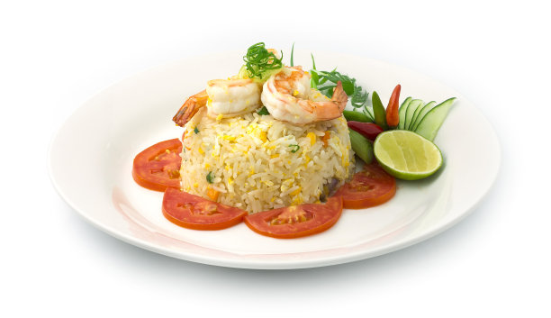 虾仁炒饭装饰黄瓜，葱，青柠和番茄片。泰国菜图片下载