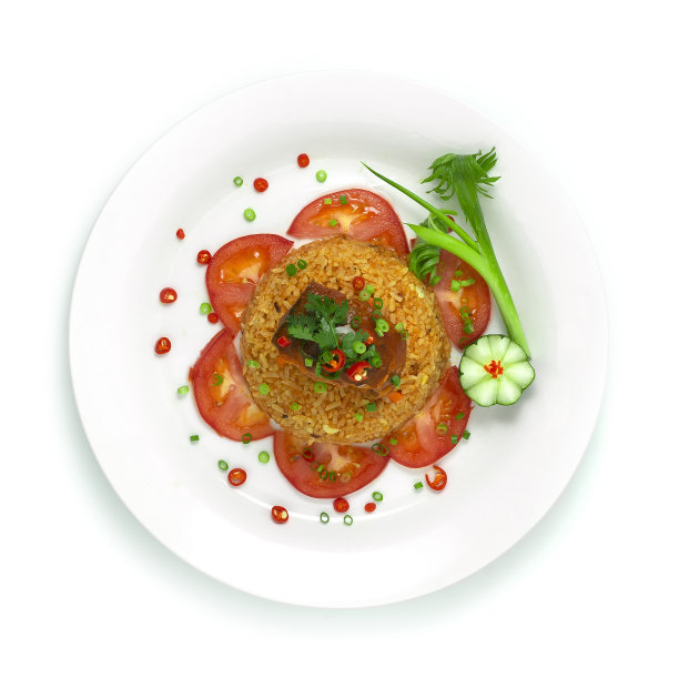 酱汁鲭鱼炒饭，泰国菜，美味又简单，装饰以黄瓜雕刻图片下载