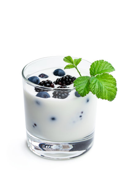 喝酸奶与新鲜浆果在一个玻璃隔离白色图片下载
