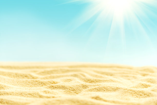 热带沙滩与模糊的蓝色海洋和天空。夏天的背景。软焦点图片下载