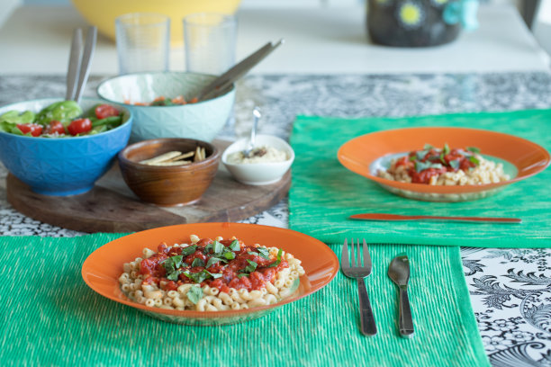 真正的素食主义者的生活方式晚餐摆在一张桌子上的两个人图片下载