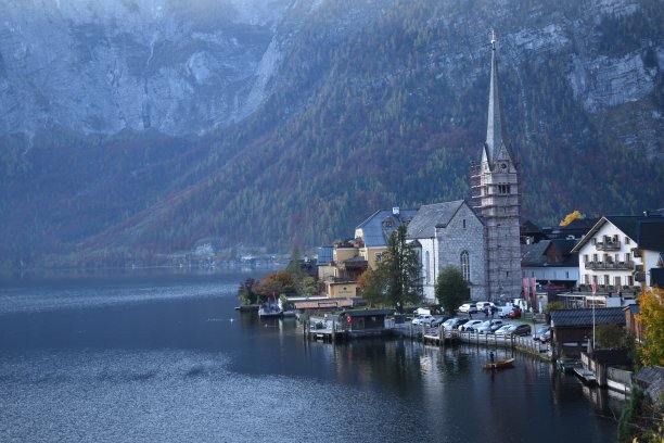 山边美丽的哈尔斯塔特村图片下载