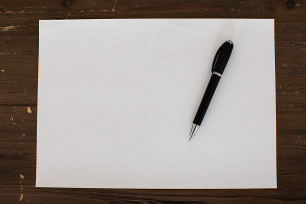 办公室里的钢笔和白纸图片下载