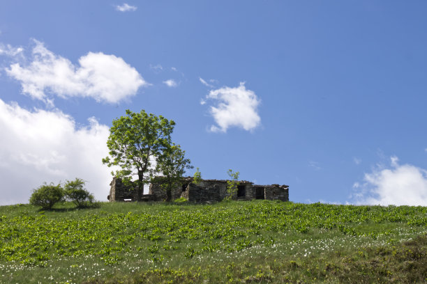 这是一张以意大利阿尔卑斯山为背景的古老山间小屋的裁剪照片图片下载