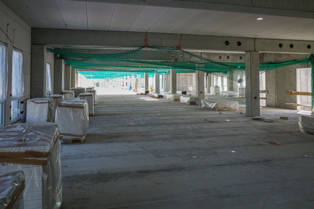 在建筑工地，工厂大楼的内部装修是进行的图片下载