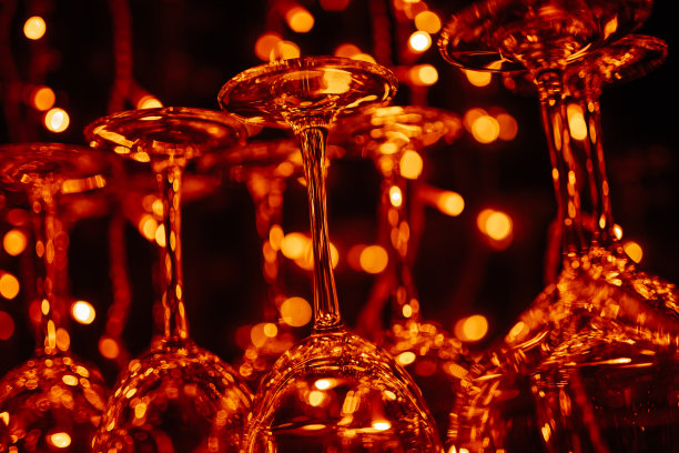 吧台上挂着干净的空酒杯。暖色调，自然光棒图片下载