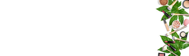 化妆品在白色背景与复制空间。平躺，俯视图。网页设计的水平横幅图片下载