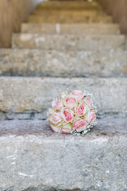 新娘拿着花束，特写图片下载