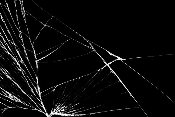 黑色裂屏手机。表面有裂缝和划痕。抽象的碎玻璃背景或纹理图片下载