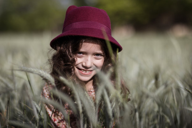 戴着帽子看相机的女孩图片下载