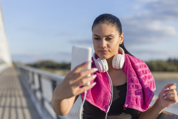 年轻女子在自拍图片下载