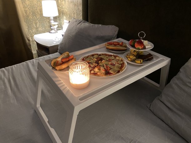 在床上用托盘端着自制的晚餐图片下载