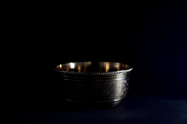 手工制作的铜碗图片下载