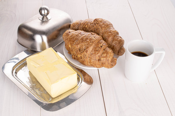 白木头烤羊角面包图片下载