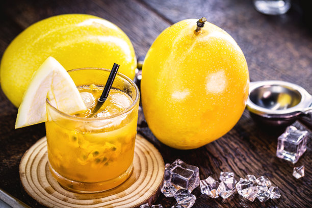 巴西凯匹林亚鸡尾酒，典型的巴西鸡尾酒，由百香果，cachaça和糖制成。来自巴西的传统饮料叫凯匹弗鲁塔，是一种热带鸡尾酒饮料与新鲜水果。图片下载
