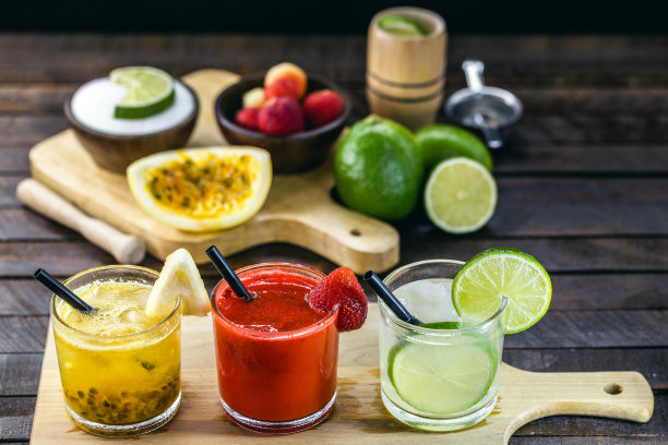 巴西凯匹林亚鸡尾酒，典型的巴西水果鸡尾酒。柠檬，草莓和百香果，cachaça或伏特加加糖。里约热内卢的文化和美食遗产。图片下载