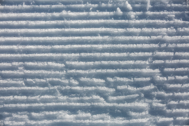 雪片冰冻后用作滑雪道的平整的雪面碎片图片下载