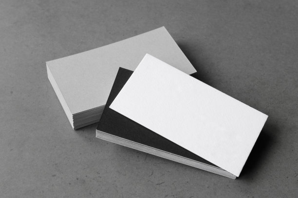 黑色背景的名片。素材图片