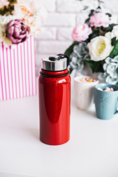 红色的热水瓶，热水瓶，放在白色的桌子上图片下载