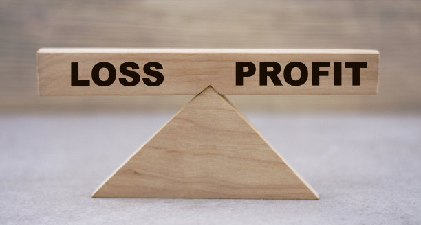 在浅色背景下，在木制天平上平衡损益的概念图片下载