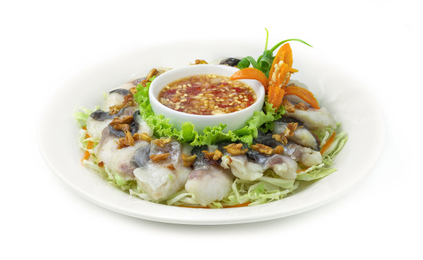 清蒸的盘古斯鱼焯水(新鲜的海多莉鱼煮)顶部香脆蒜配辣味海鲜酱泰国风味图片下载