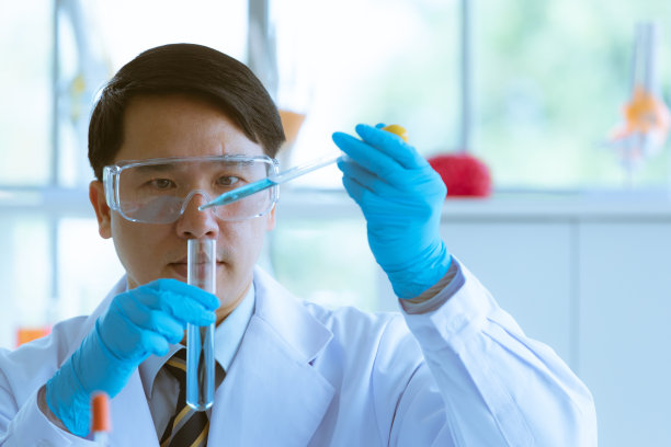 科学家将蓝色液体注入试管。图片下载