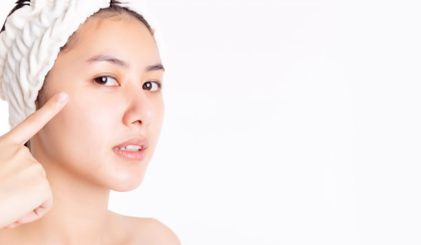 美丽的皮肤脸亚洲女人，健康自然的脸，干净的皮肤和明亮的美丽的面部皮肤。迷人美丽的亚洲击剑与完美的面部皮肤肖像。漂亮的年轻女士触摸的脸图片下载