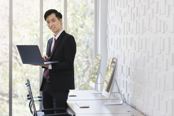 亚洲商人在办公室使用笔记本电脑。图片下载