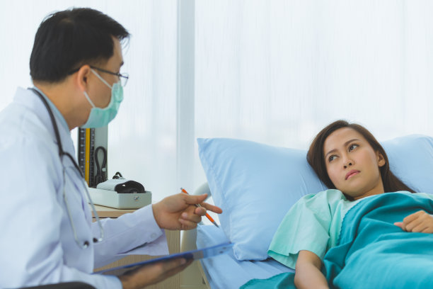 医生给这位女病人把脉。图片下载