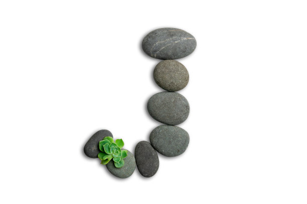 由沙滩石或海洋石制成的字母，在白色背景上孤立的永生菌。带裁剪路径的ECO字母表概念。图片下载