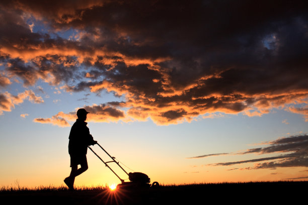 剪影的少年割草坪图片下载