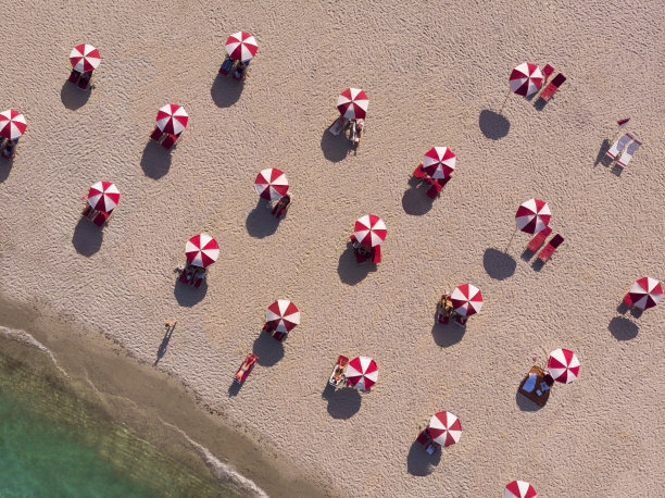保持社交距离的海滩人群航拍景观图片下载