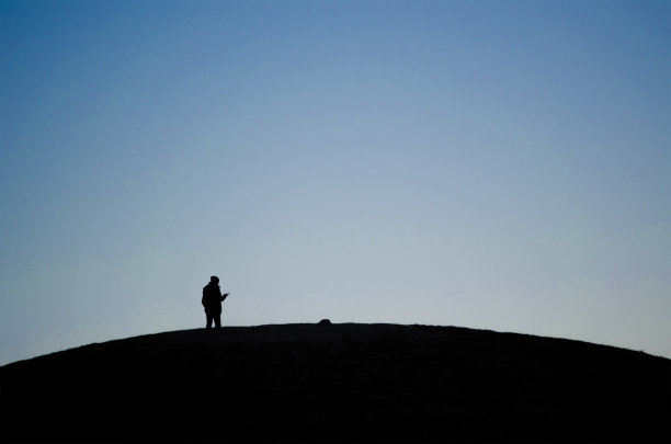 山顶上的人图片下载