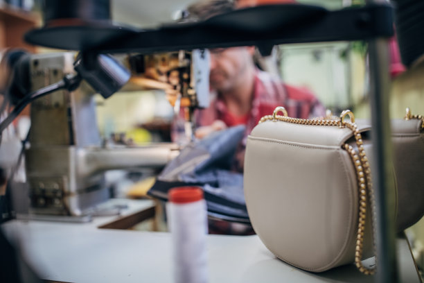 在缝纫机上工作的成熟男人图片下载